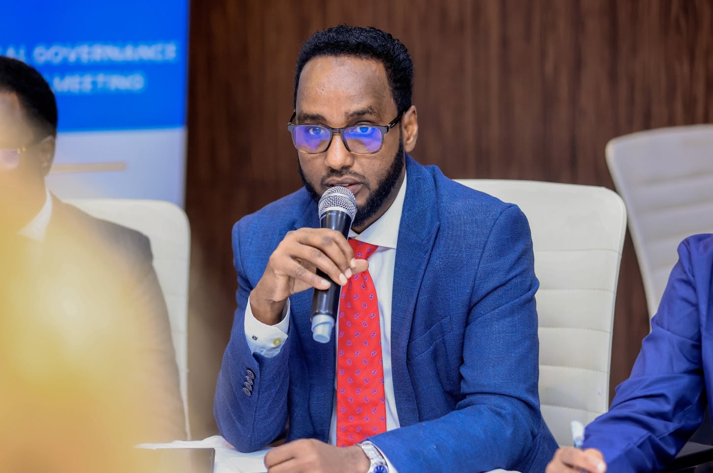 Wasiirka Arrimaha Gudaha iyo Dowladaha Hoose ee Hirshabelle mudane Abdirahman Dahir Guure (Karoore) oo ay weliyaan Agaasimaha Guud